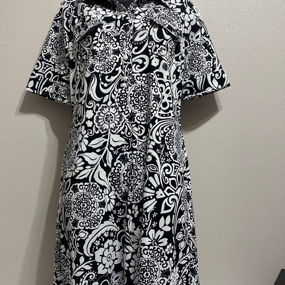 Ann Taylor black and white flower print dress A line shape